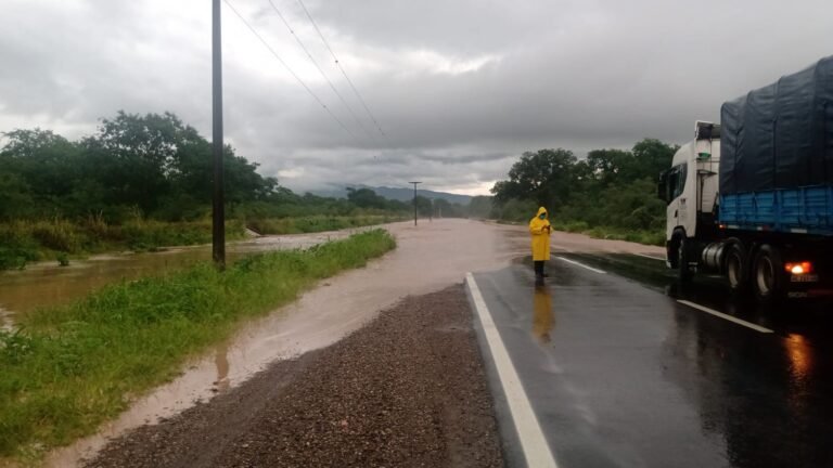 Por la crecida de ríos hay varias rutas intransitables