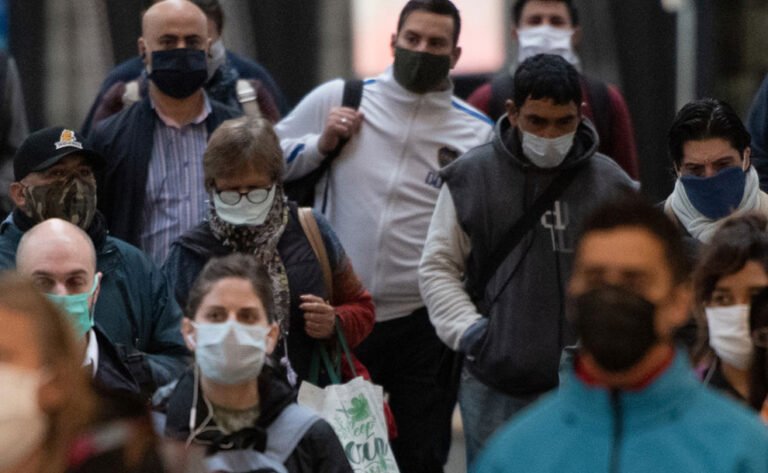 “Es inminente la eliminación del uso del barbijo al aire libre”, aseguró el coordinador del COE
