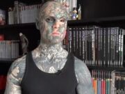 No lo dejan dar clases porque está lleno de tatuajes