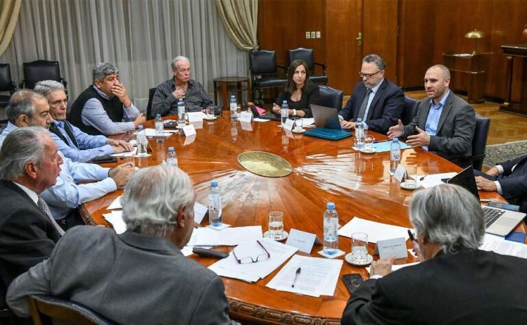 Inflación: Tras la reunión entre la CGT, Gobierno y empresarios se acordó anticipar las paritarias