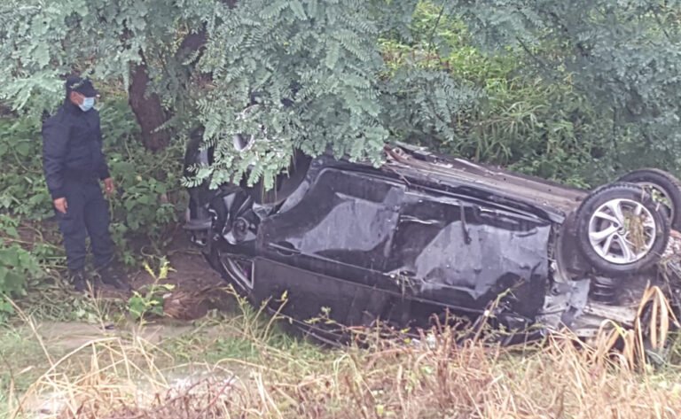 Perdió el control del auto y volcó sobre la Ruta 66 en Palpalá
