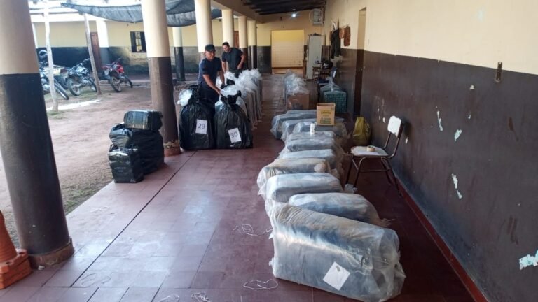 Tres personas fueron detenidas con una tonelada de hojas de coca y 600 cajas de cigarrillos