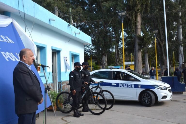 Entregan un móvil y equipamiento en la seccional 27° de La Mendieta
