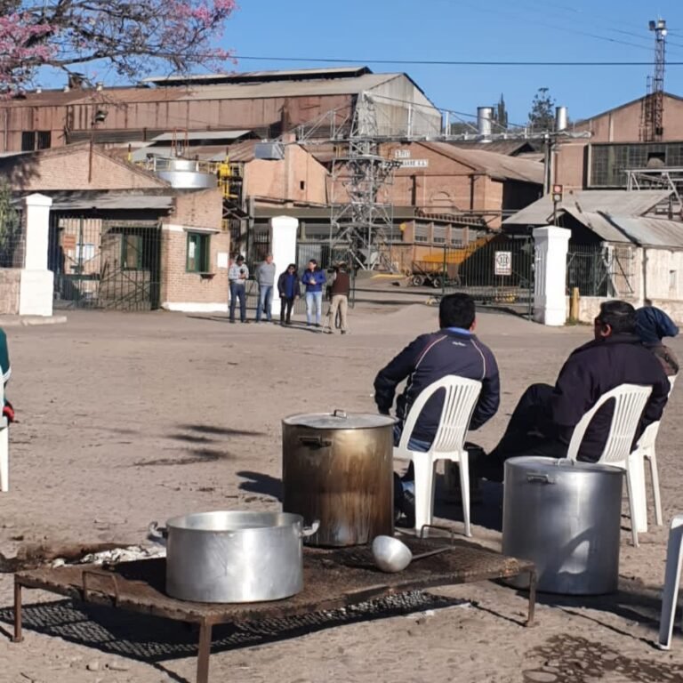 La Mendieta: Trabajadores del Ingenio Río Grande llevan adelante un paro