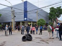 San Pedro: Empleados públicos protestaron en el banco Macro por la no acreditación de sus sueldos