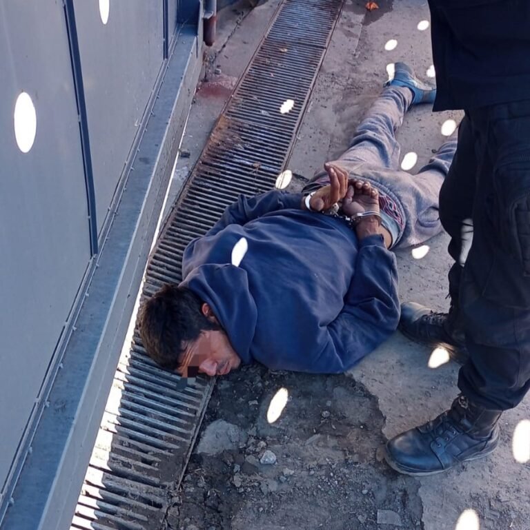 San Pedro: Atraparon a un sujeto que intentaba robar cajones de cervezas de un supermercado