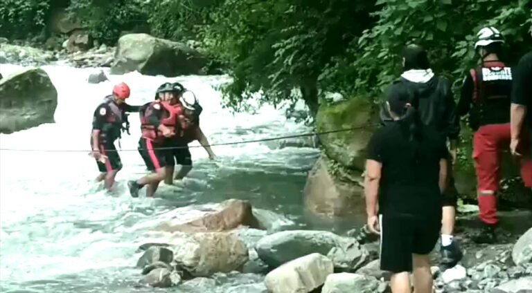 Rescatan a tres mujeres y un hombre en los Paredones de Yala