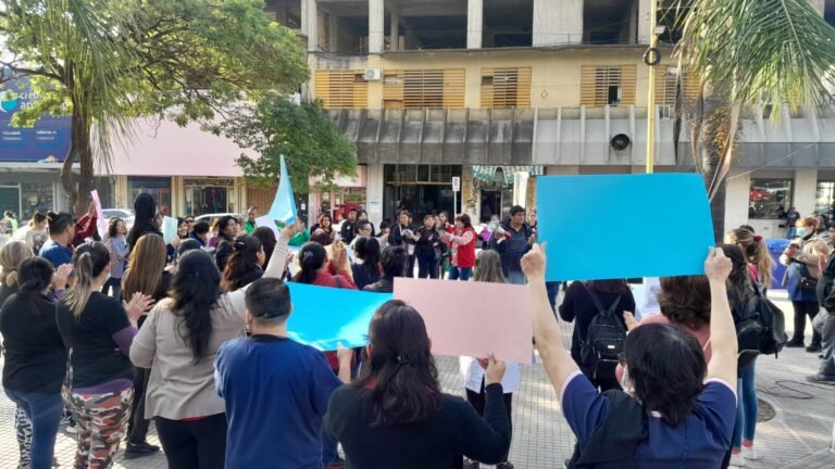 Docentes llevan adelante su tercer día de paro con movilización