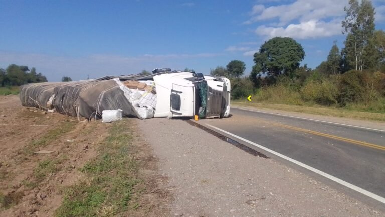 San Pedro: volcó un camión de gran porte cerca de Arrayanal