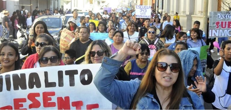 Docentes mantienen permanencia en el Ministerio de Educación a la espera de la reunión con funcionarios