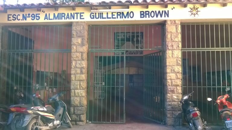 San Pedro: mamás persiguen y capturan a ladrón que robó en una escuela