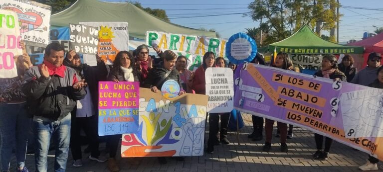 Paro docente en Jujuy: continúa la permanencia en el Ministerio