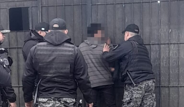 Por la alerta de vecinos, detuvieron a un hombre con sustancias ilícitas